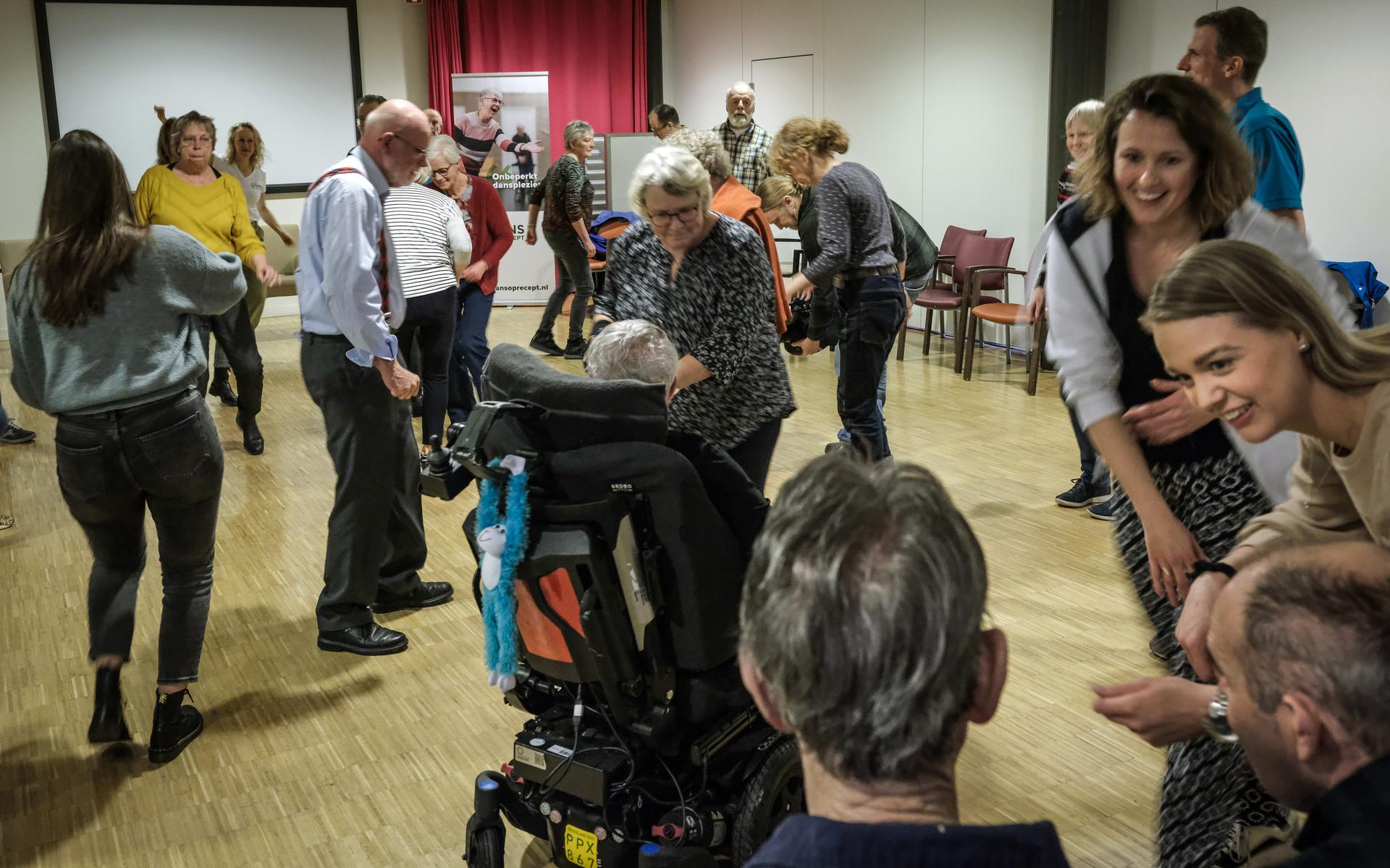 Eerste dansles voor mensen met parkinson in Maartenshof in Groningen