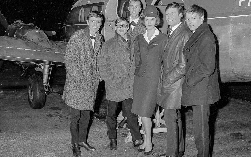 Rob de Nijs & The Lords op 2 januari 1965 op het vliegveld in Eelde.