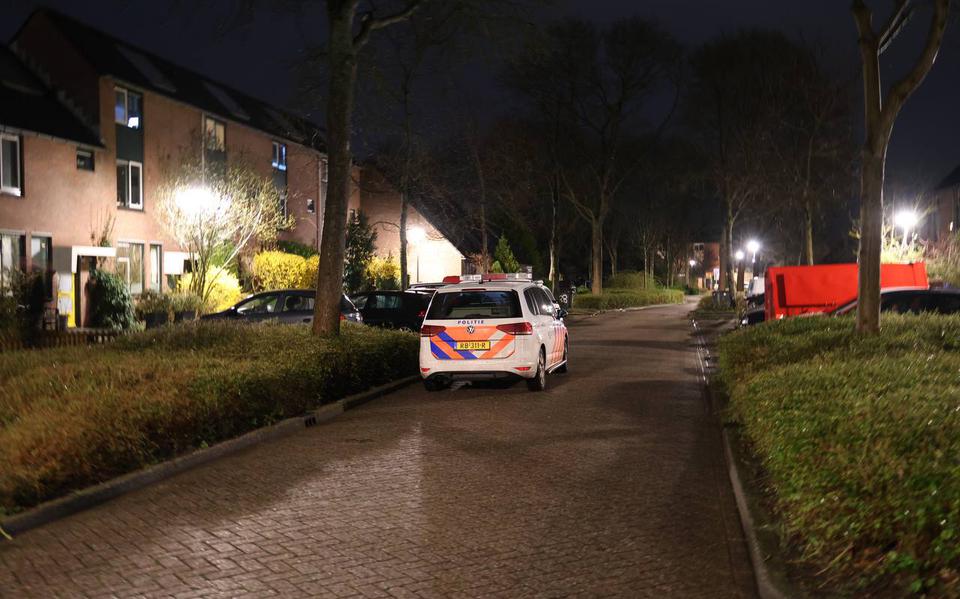 De politie heeft vrijdagavond in Groningen een waarschuwingsschot gelost.