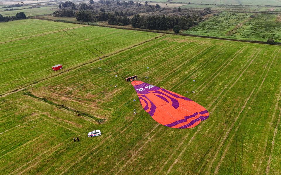 Het spoor van de ballon laat zien waar deze stuiterde en hard de grond raakte.