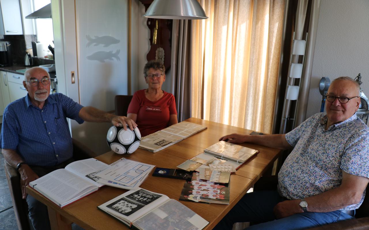 Jan Otto Meertens, Willie Meertens en Jan Roelof Vos bladeren samen door oude foto's en halen herinneringen op aan 65 jaar korfbal bij SPES.