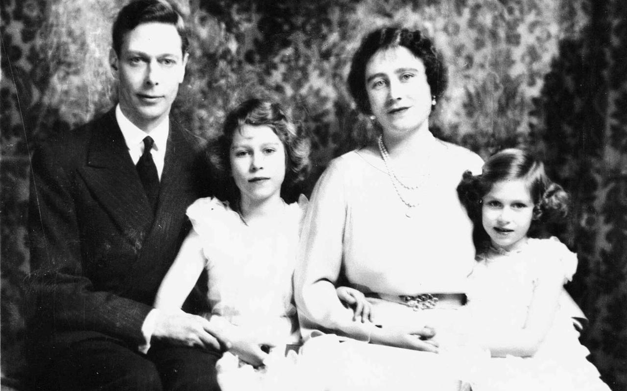 De Britse koningin-moeder Elizabeth met haar man Koning George VI en hun twee dochters prinses Elizabeth en prinses Margaret (rechts). De Britse koningin-moeder Elizabeth met haar man Koning George VI en hun twee dochters prinses Elizabeth en prinses Margaret (rechts).
