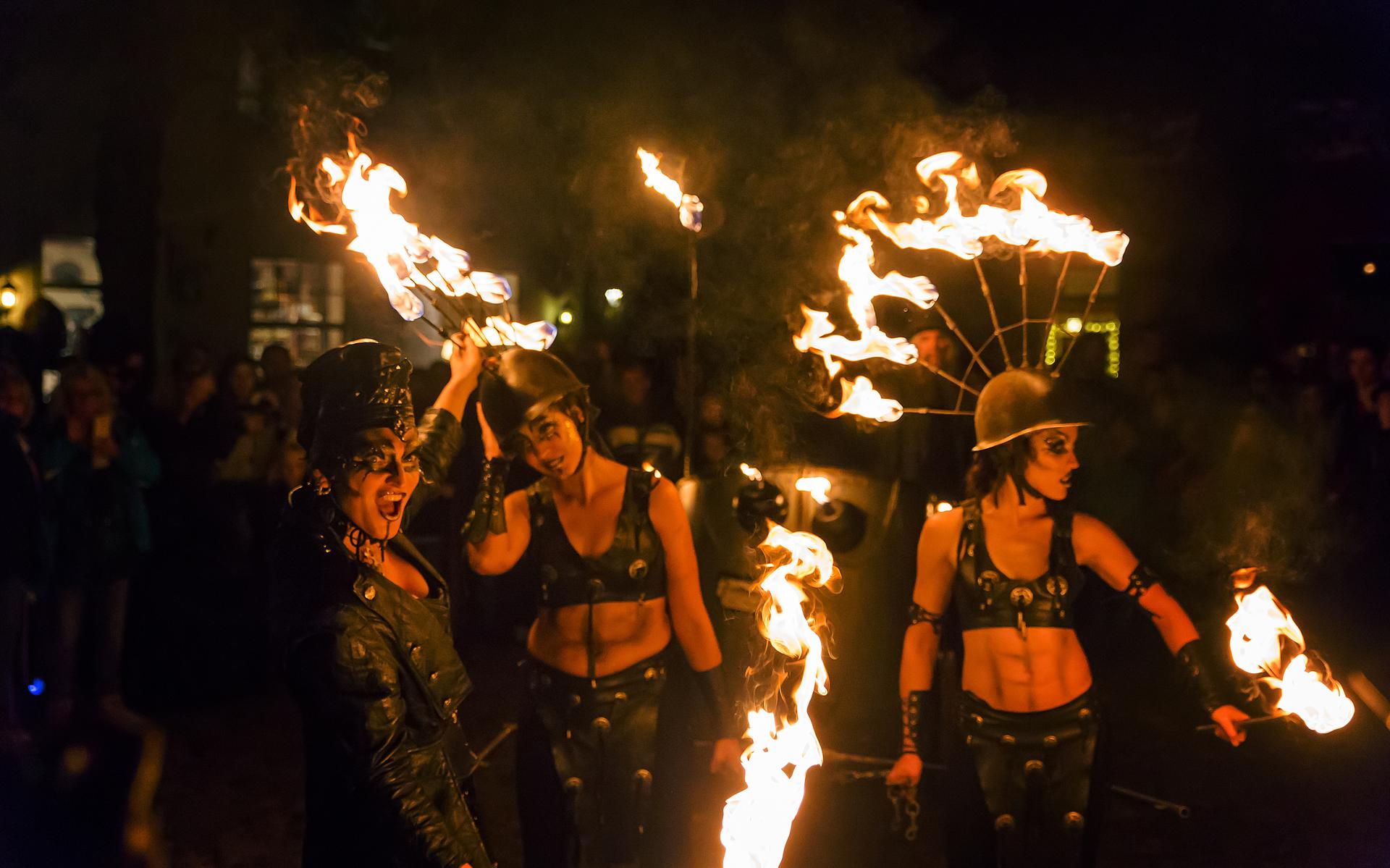 Magisch Samhain in Vesting Bourtage spectaculairder dan ooit tevoren.  Vestingmanager Hendri Meendering verwacht rond de 10.000 bezoekers -  Dagblad van het Noorden