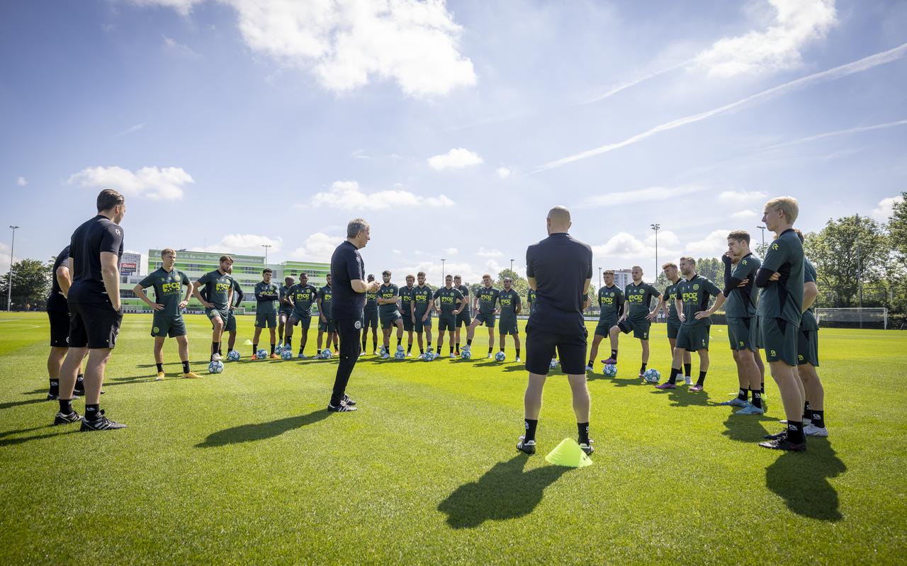 De nieuwe trainer van FC Groningen, Frank Wormuth, stond dinsdagochtend voor het eerst op het veld met zijn spelersgroep. Naast hem, op de rug, de nieuwe assistent Dennis van der Ree.