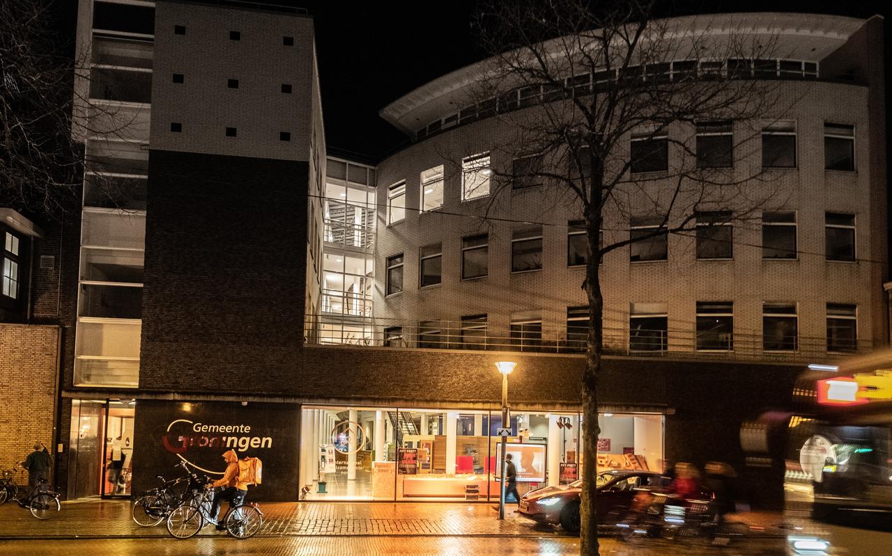 Kantoor van de gemeente Groningen aan het Gedempte Zuiderdiep. De financiële positie van de grootste gemeente van Noord-Nederland is zorgelijk, blijkt uit het jaarlijkse rapport over de Nederlandse gemeenten. Kantoor van de gemeente Groningen aan het Gedempte Zuiderdiep. De financiële positie van de grootste gemeente van Noord-Nederland is zorgelijk, blijkt uit het jaarlijkse rapport over de Nederlandse gemeenten.