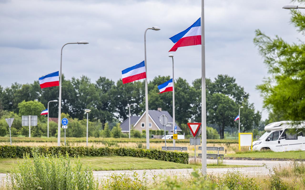 Aan de Mr Cramerweg vanuit Hoogeveen richting Hollandscheveld hingen eerder dit jaar veel vlaggen in lantaarnpalen.
