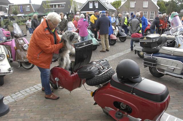 Ronkend Duits erfgoed strijkt neer in Drenthe: honderden Heinkelscooters glimmen in de zon