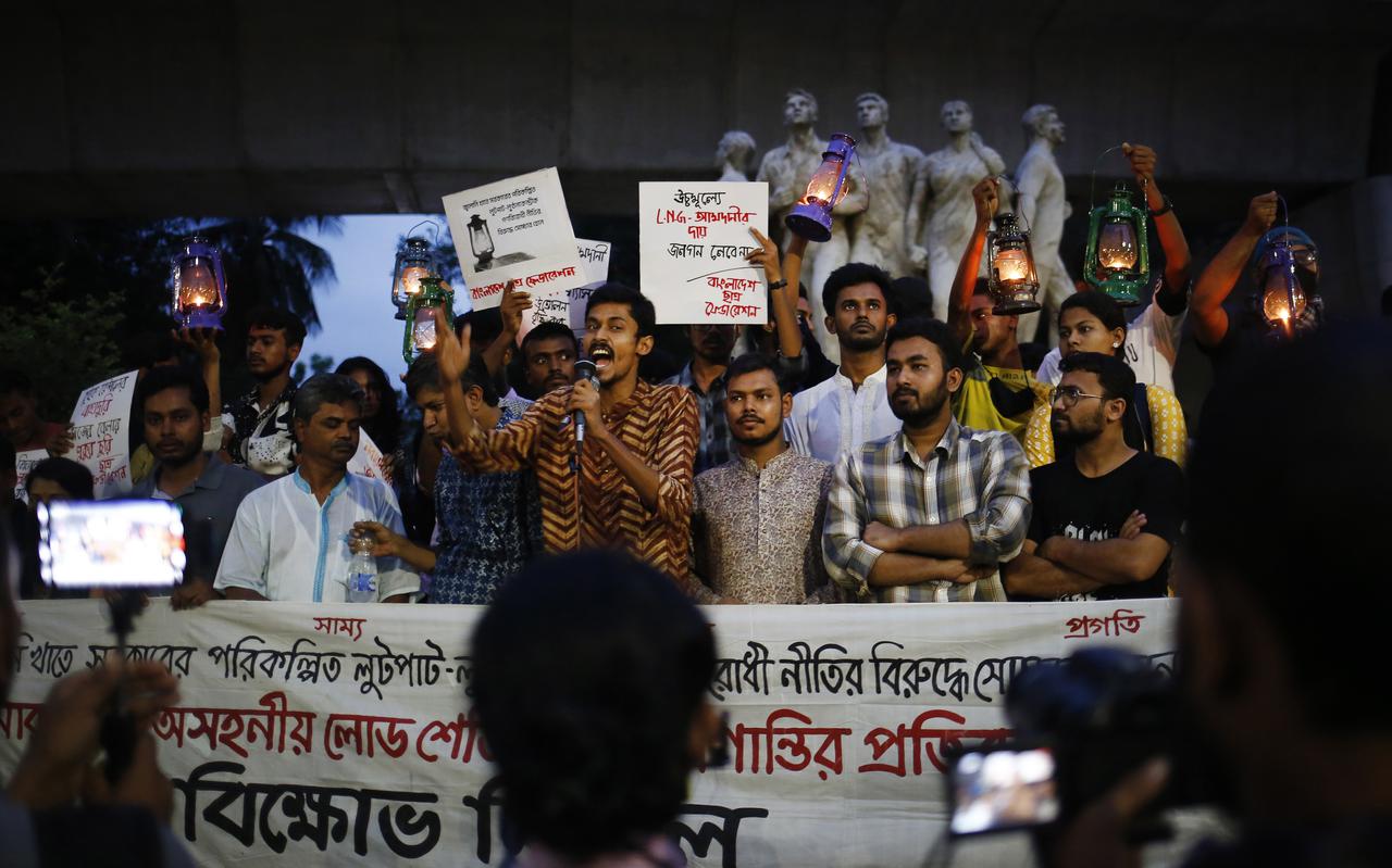 Studentenprotest tegen stroomuitval op de campus van de universiteit van Dhaka in Bangladesh..  Foto: EPA/Monirul Alam