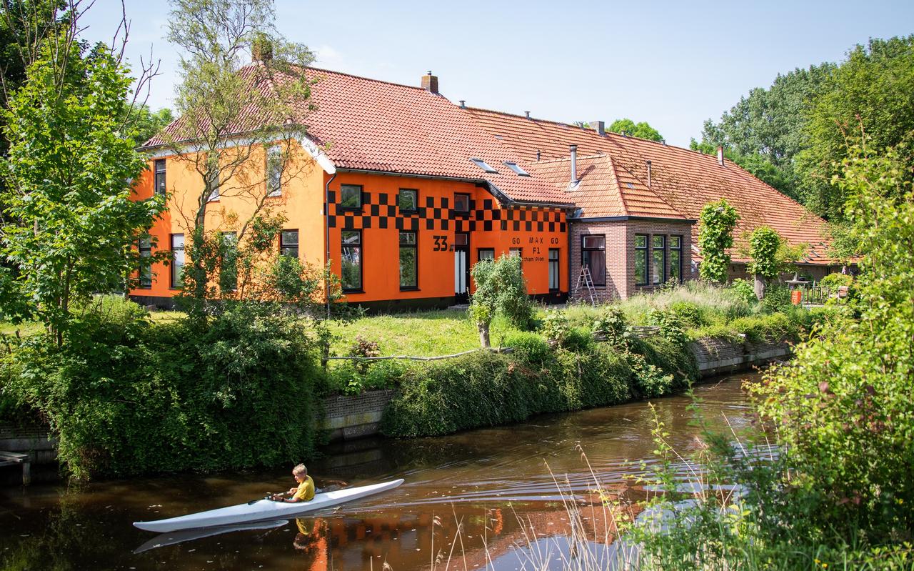 Niet te missen: de knaloranje boerderij van Arnold van der Marel in Nieuwolda. Met voetbal heeft het niets te maken, wel alles met Formule 1 coureur Max Verstappen. Niet te missen: de knaloranje boerderij van Arnold van der Marel in Nieuwolda. Met voetbal heeft het niets te maken, wel alles met Formule 1 coureur Max Verstappen.