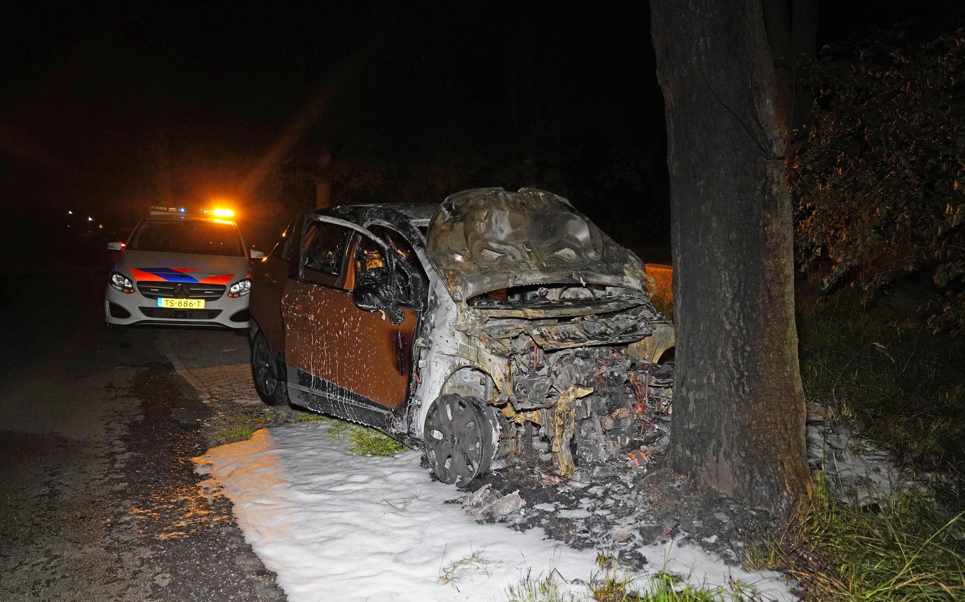 Auto vliegt in brand na frontale botsing tegen boom op de Kikkertsveldweg tussen Elim en de Krim. 
