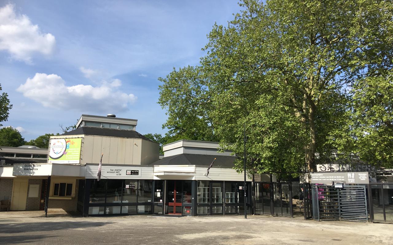 De voormalige entree van de dierentuin. Hier zou een nieuw pand moeten komen voor het Centrum Beeldende Kunst (CBK). De manier waarop het college van burgemeester en wethouders dit voor elkaar wil krijgen, stuit op verzet van de oppositiepartijen in Emmen. De voormalige entree van de dierentuin. Hier zou een nieuw pand moeten komen voor het Centrum Beeldende Kunst (CBK). De manier waarop het college van burgemeester en wethouders dit voor elkaar wil krijgen, stuit op verzet van de oppositiepartijen in Emmen.