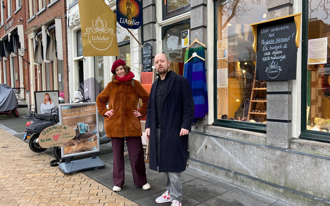 Hilde Bolks van LiAtelier en nachtburgemeester Merlijn Poolman. Ze zijn blij dat er vanochtend actie werd gevoerd door ondernemers, ook al zijn de winkels nu open. 