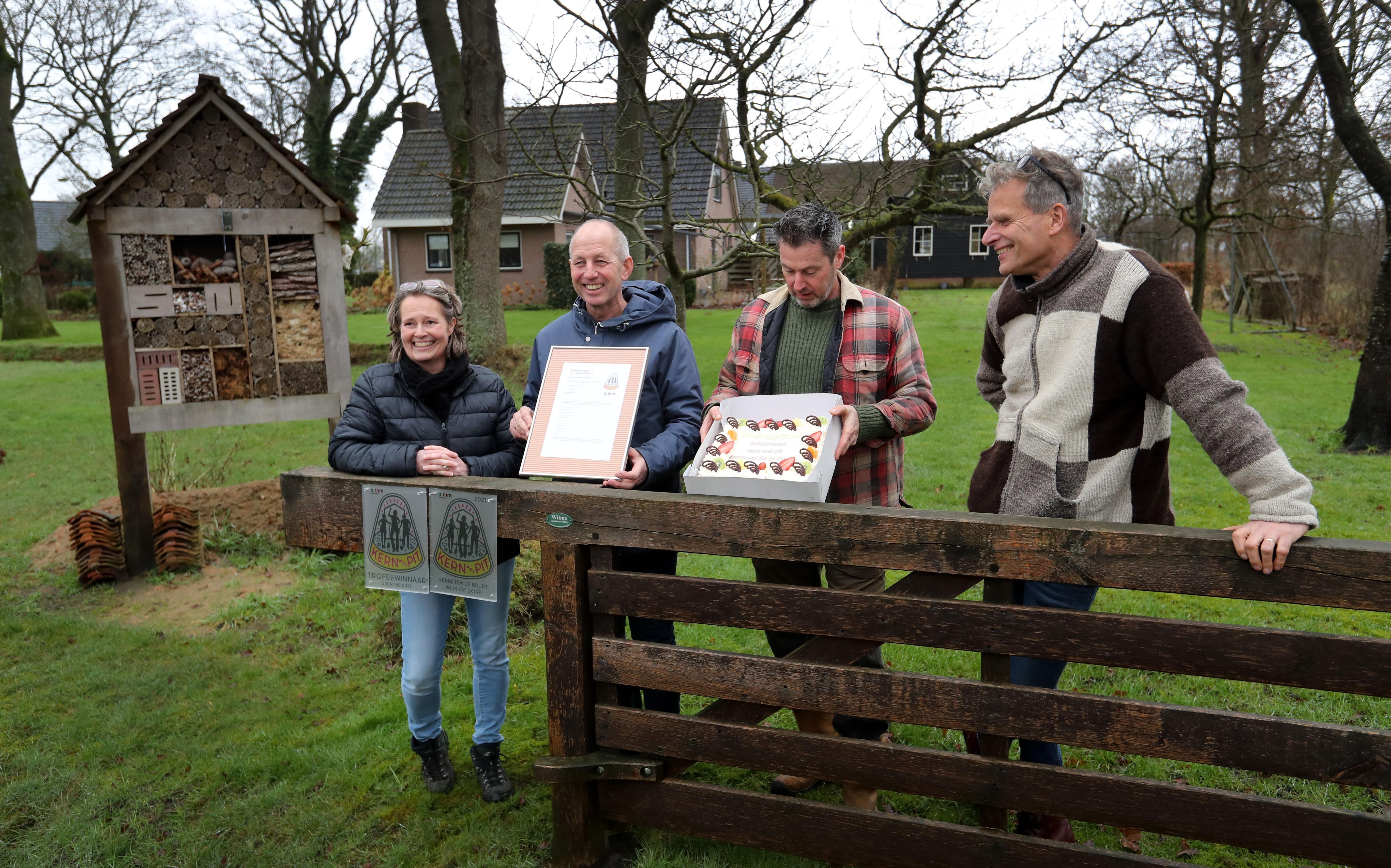 Project Groene Dorpen 'De Broekstreek' in Aa en Hunze wint Kern met Pit-trofee Drenthe. 'Planten van