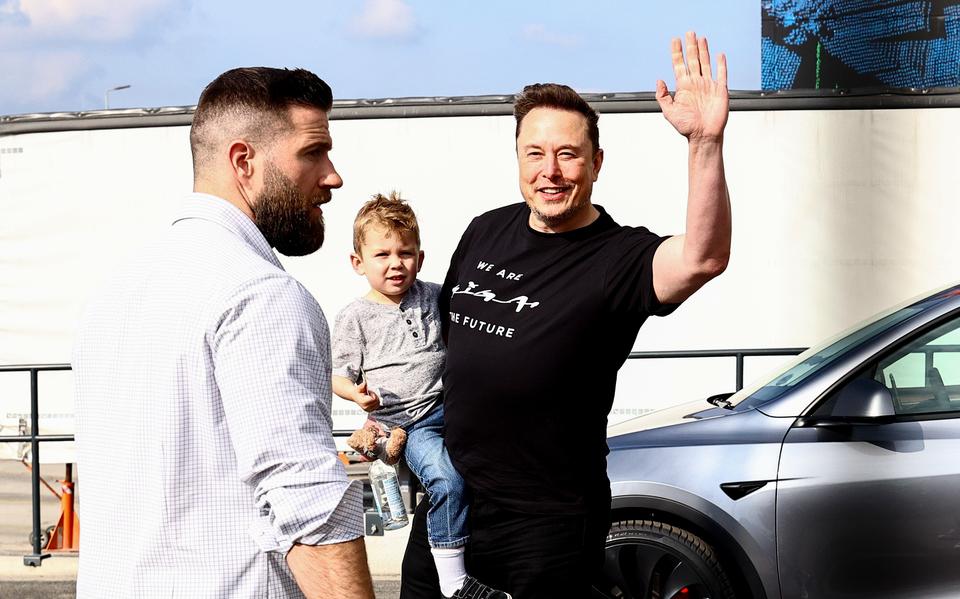 Tesla-CEO Elon Musk neemt ​​zijn zoon X AE A-Xii mee op een bezoek aan de Tesla-fabriek in Gruenheide bij Berlijn, 13 maart 2024. 