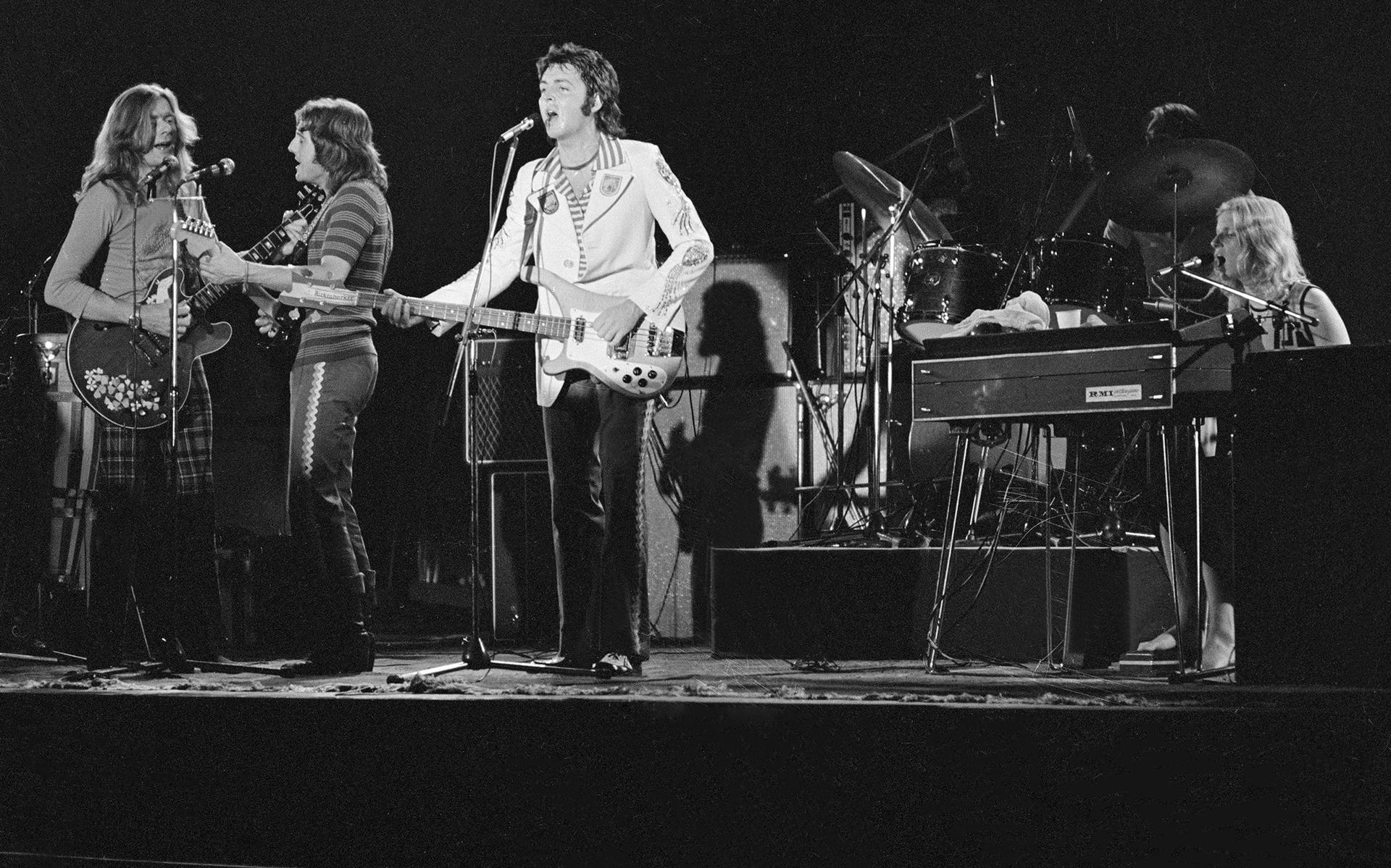 Ex-Beatle Paul McCartney speelt op 19 augustus 1972 in de Martinihal in Groningen tijdens de Wings Over Europe Tour.