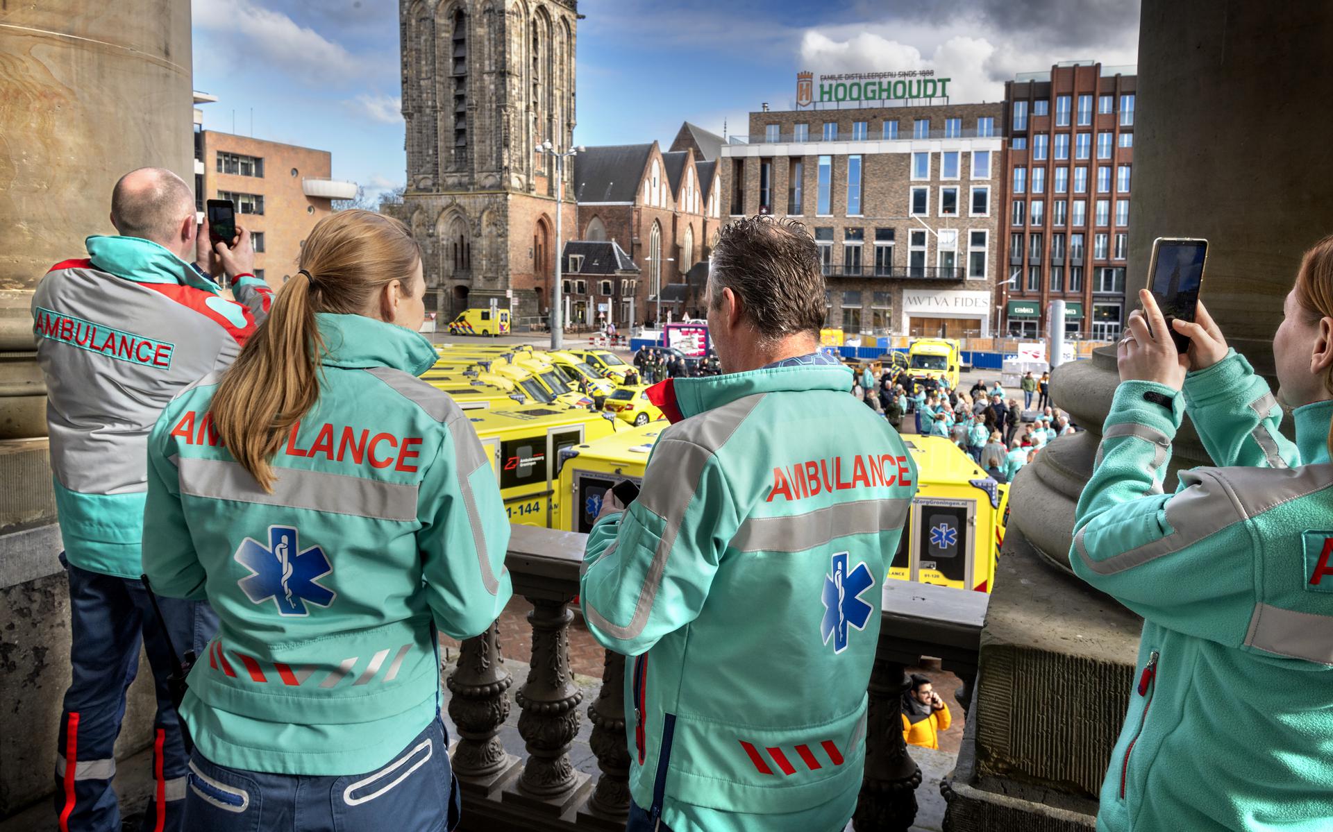 Personeel van Ambulancezorg Groningen laat zich maandag zien op de Grote Markt in Groningen, een kleine week na het verschijnen van het rapport over structureel grensoverschrijdend gedrag.