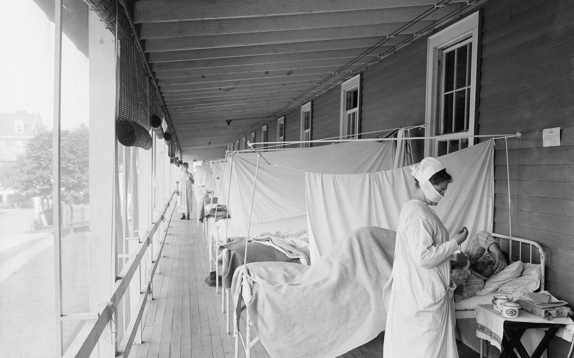 Beeld van de verpleging van patiënten tijdens de Spaanse griep-epidemie.