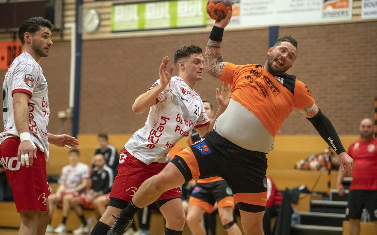 Robin Schoenaker en Louis Vandebeeck (Sporting Pelt) kunnen Sjoerd Boonstra (Hurry Up) niet afstoppen. Robin Schoenaker en Louis Vandebeeck (Sporting Pelt) kunnen Sjoerd Boonstra (Hurry Up) niet afstoppen.