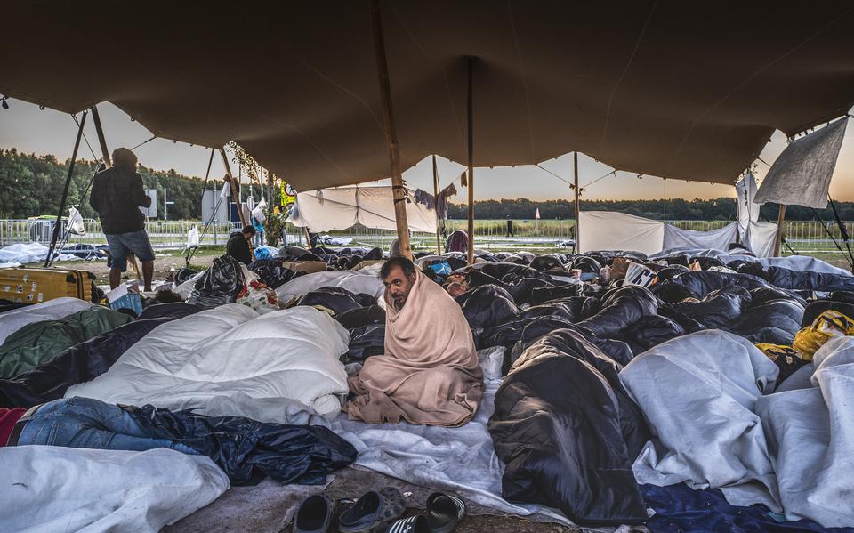 Vorig jaar zomer reageerde Nederland geschokt toen honderden asielzoekers buiten moesten slapen wegens ruimtegebrek in Ter Apel. Dat mag niet weer gebeuren, vinden Provinciale Staten van Groningen.