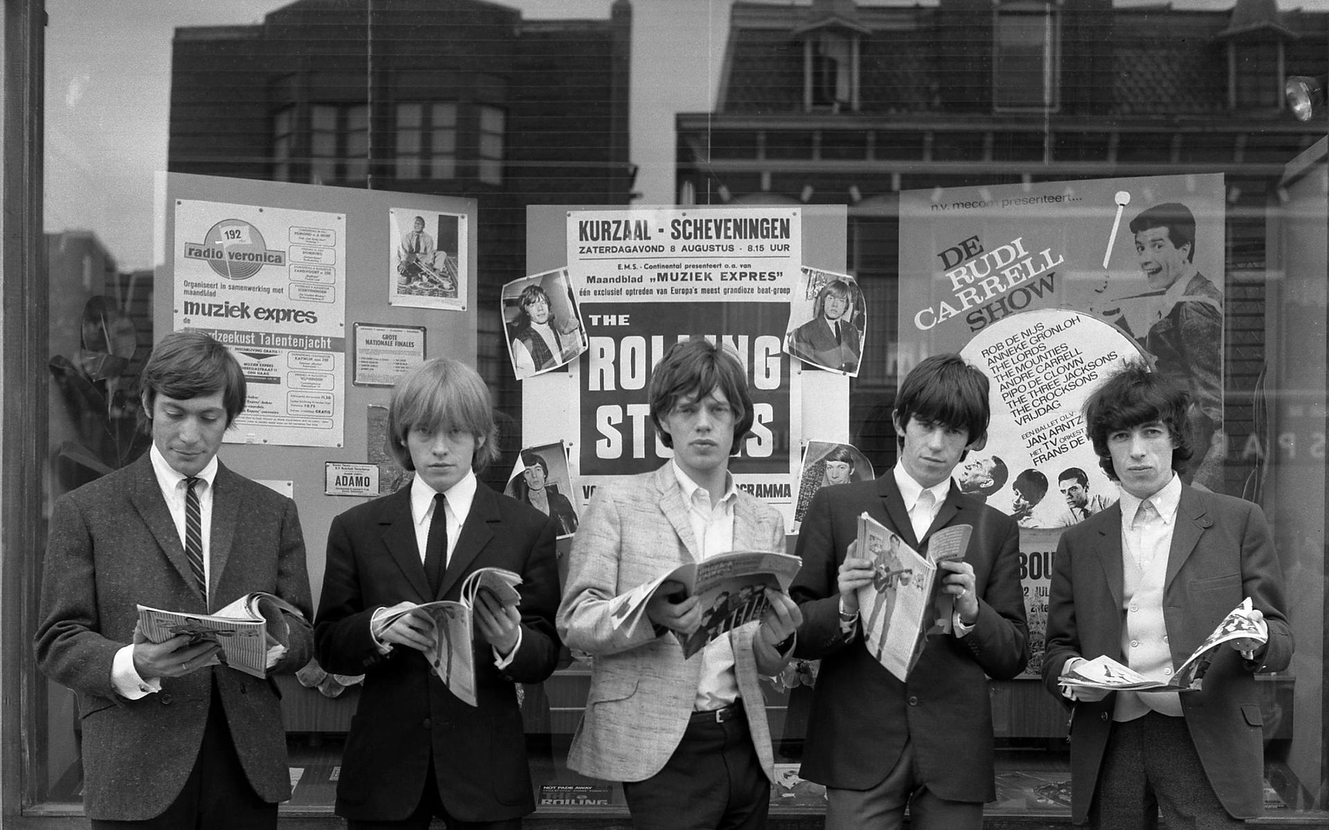 The Rolling Stones voor het kantoor van organisator Paul Acket in 1964