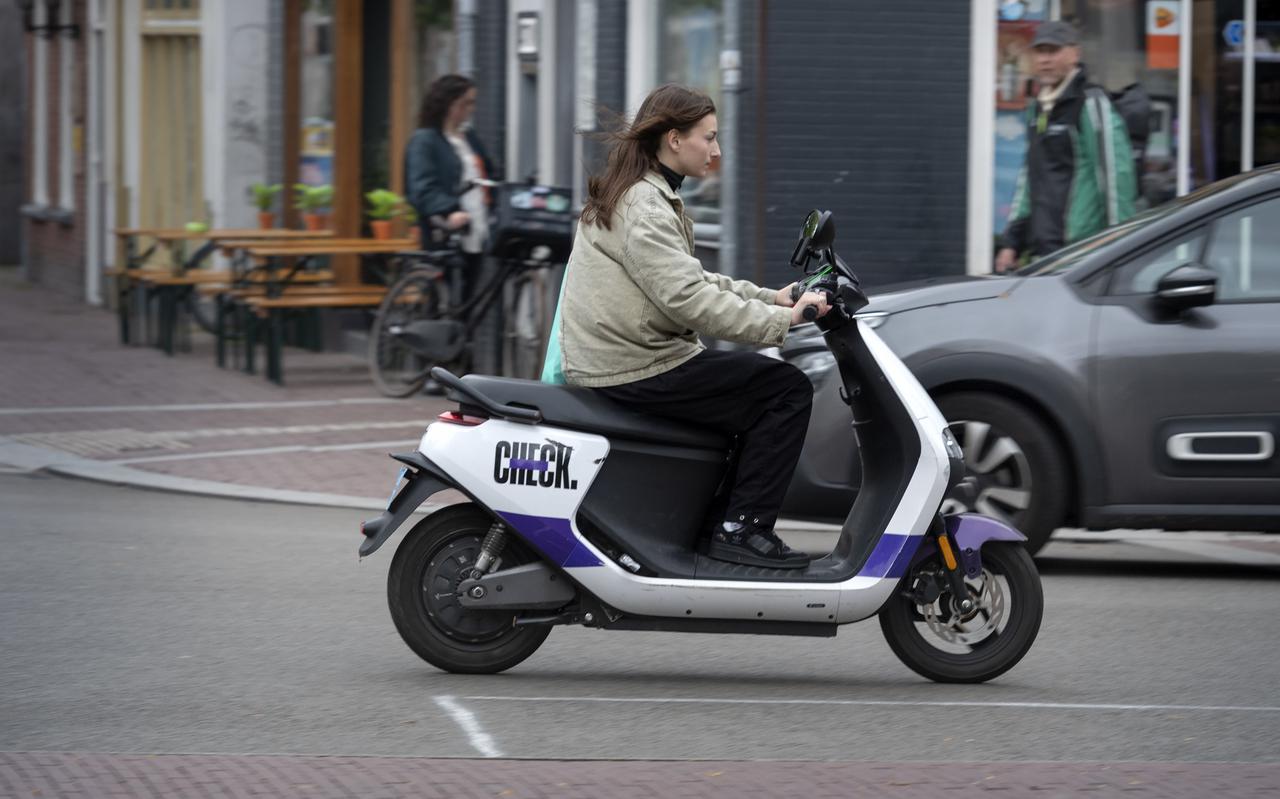 Check is een van de twee aanbieders van elektrische deelscooters in Groningen.