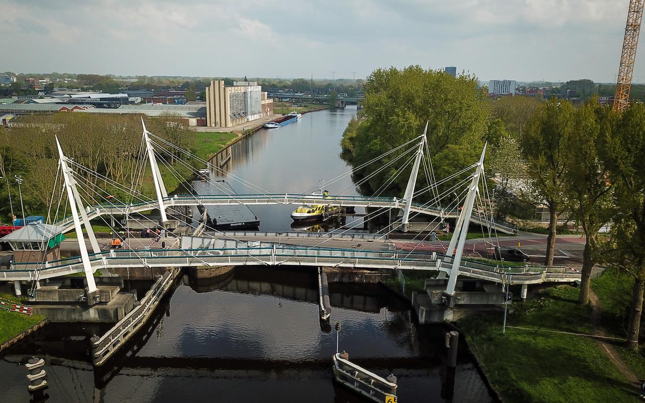 De Gerrit Krolbrug is vrijdagnacht geraakt door een schip en flink beschadigd. De Gerrit Krolbrug is vrijdagnacht geraakt door een schip en flink beschadigd.