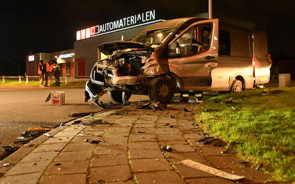 Twee personen gewond bij botsing in Groningen.