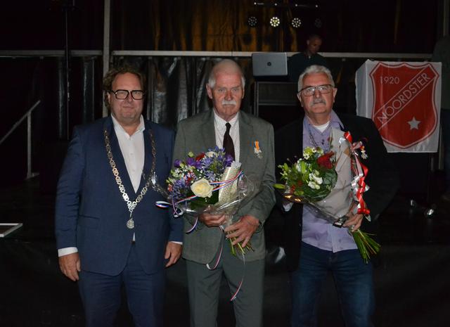 Lintjesregen op het sportpark van Noordster in Oude Pekela. Aike Krol en Jan Franzen zijn benoemd to