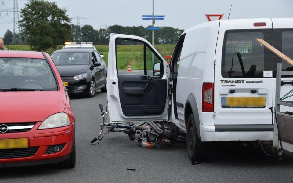 Fietser naar ziekenhuis na botsing met auto in Doezum. Fietser naar ziekenhuis na botsing met auto in Doezum.