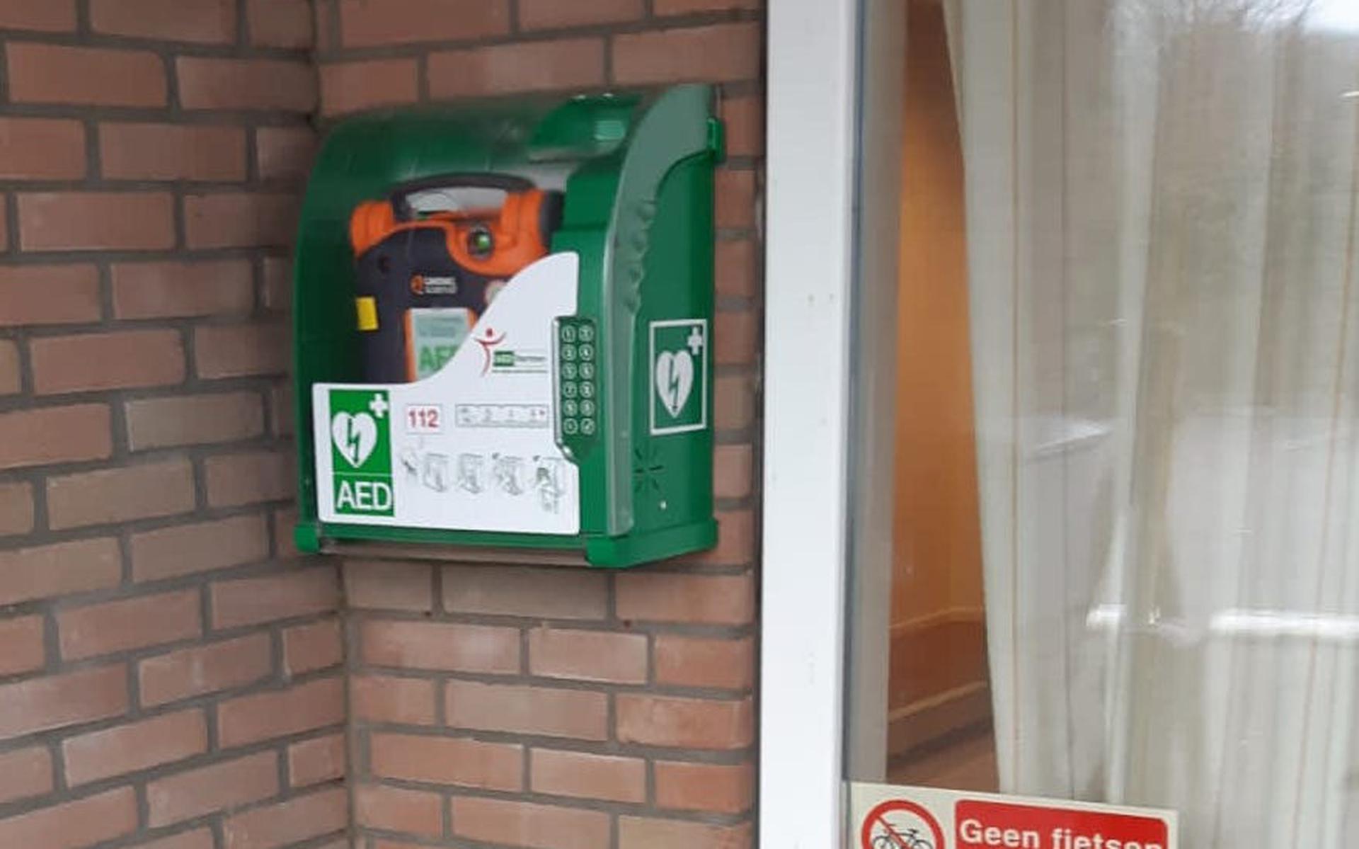 Nijeveen krijgt dankzij dorpsvereniging nieuwe AED's. 