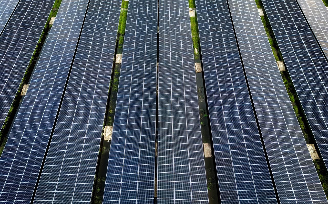 Een groot zonnepark in aanbouw in Zuidbroek. Op piekmomenten wordt er door dit soort parken zoveel energie geproduceerd, dat er onvoldoende netcapaciteit is.