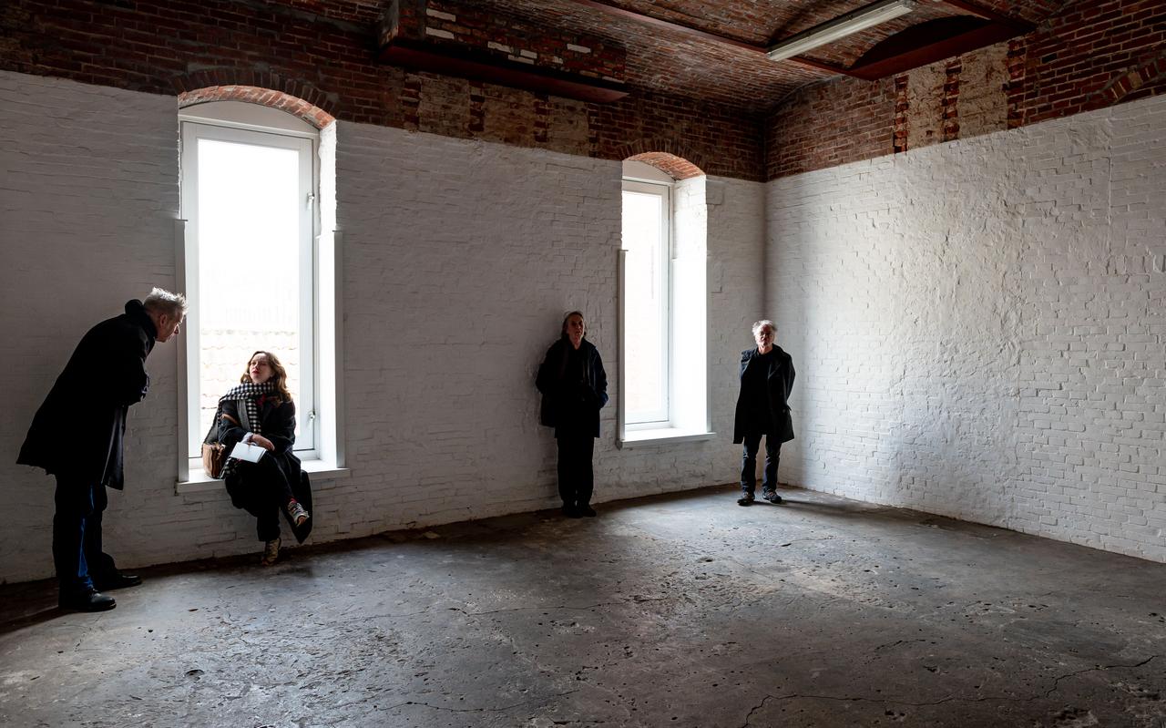 De slotdag van 'Gelieve het werk niet aan te raken' van kunstenaar Marnix Sixma trok zaterdag een paar handenvol bezoekers naar galerie Block C. De slotdag van 'Gelieve het werk niet aan te raken' van kunstenaar Marnix Sixma trok zaterdag een paar handenvol bezoekers naar galerie Block C.