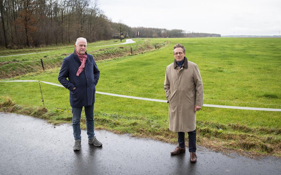 Hans Olthof (links) van Geen Draagvlak Westerlee en Cornelis van der Poel van Dorpsbelangen Westerlee ageren tegen de mogelijke komst van 'XXL-bedrijven'.