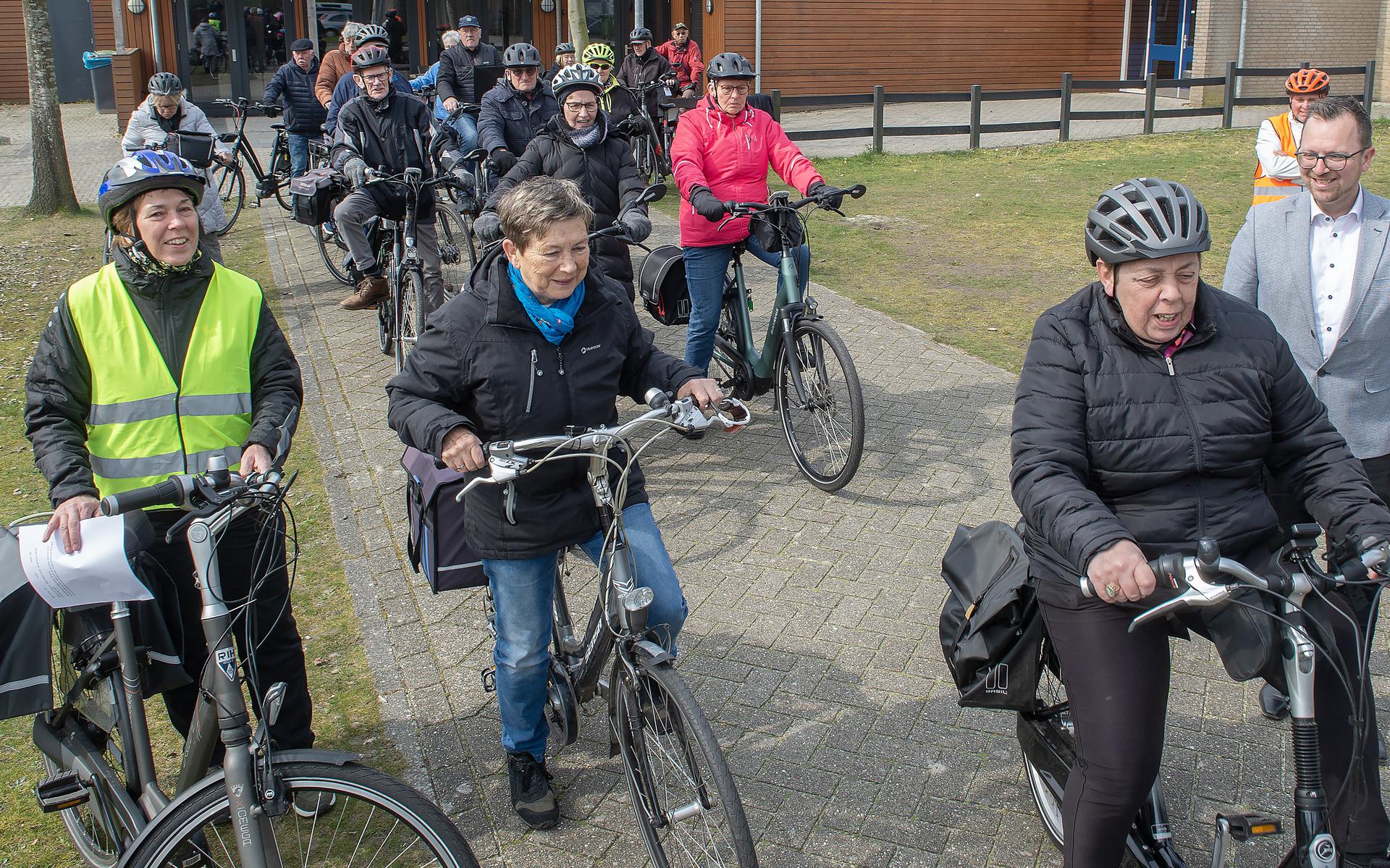 Na de workshop start in Exloo de eerste fietstocht van het Drents Doortrappenseizoen onder leiding van combicoach Petra (met veiligheidshestje)