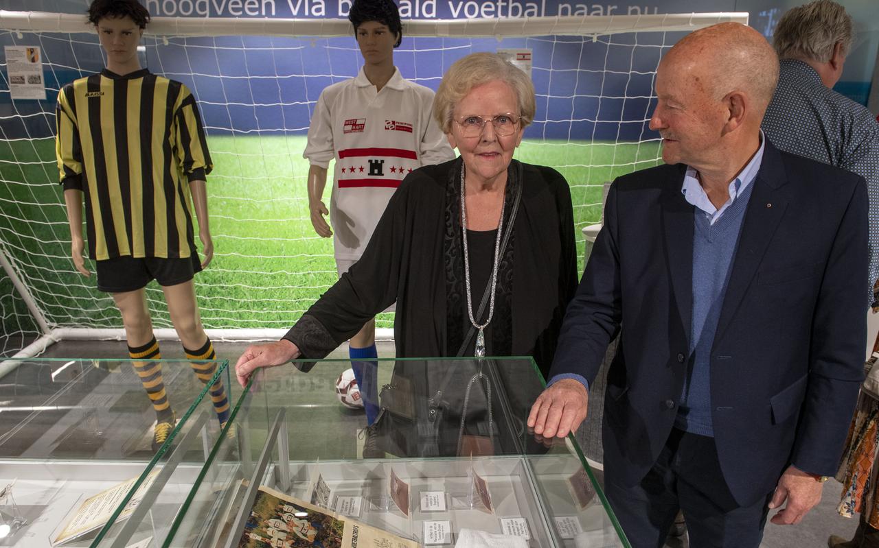 Piet Pruim, oud-speler van Zwartemeer/Sportclub Drente, met Sientje Roosken, de weduwe van de legendarische spits Tonny Roosken. De uit Erica afkomstige aanvaller is met 202 goals topscorer aller tijden van de tweede divisie.
