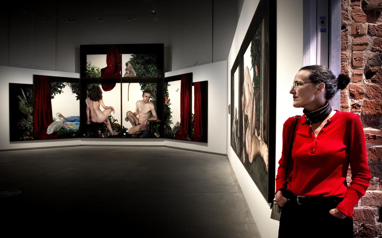 Deborah Poynton bij haar altaarstuk in het Drents Museum: "Ik maak zulke grote schilderijen, zodat je echt in die werelden kunt opgaan, en je je even af kunt sluiten van de rest om je heen" Deborah Poynton bij haar altaarstuk in het Drents Museum: "Ik maak zulke grote schilderijen, zodat je echt in die werelden kunt opgaan, en je je even af kunt sluiten van de rest om je heen"