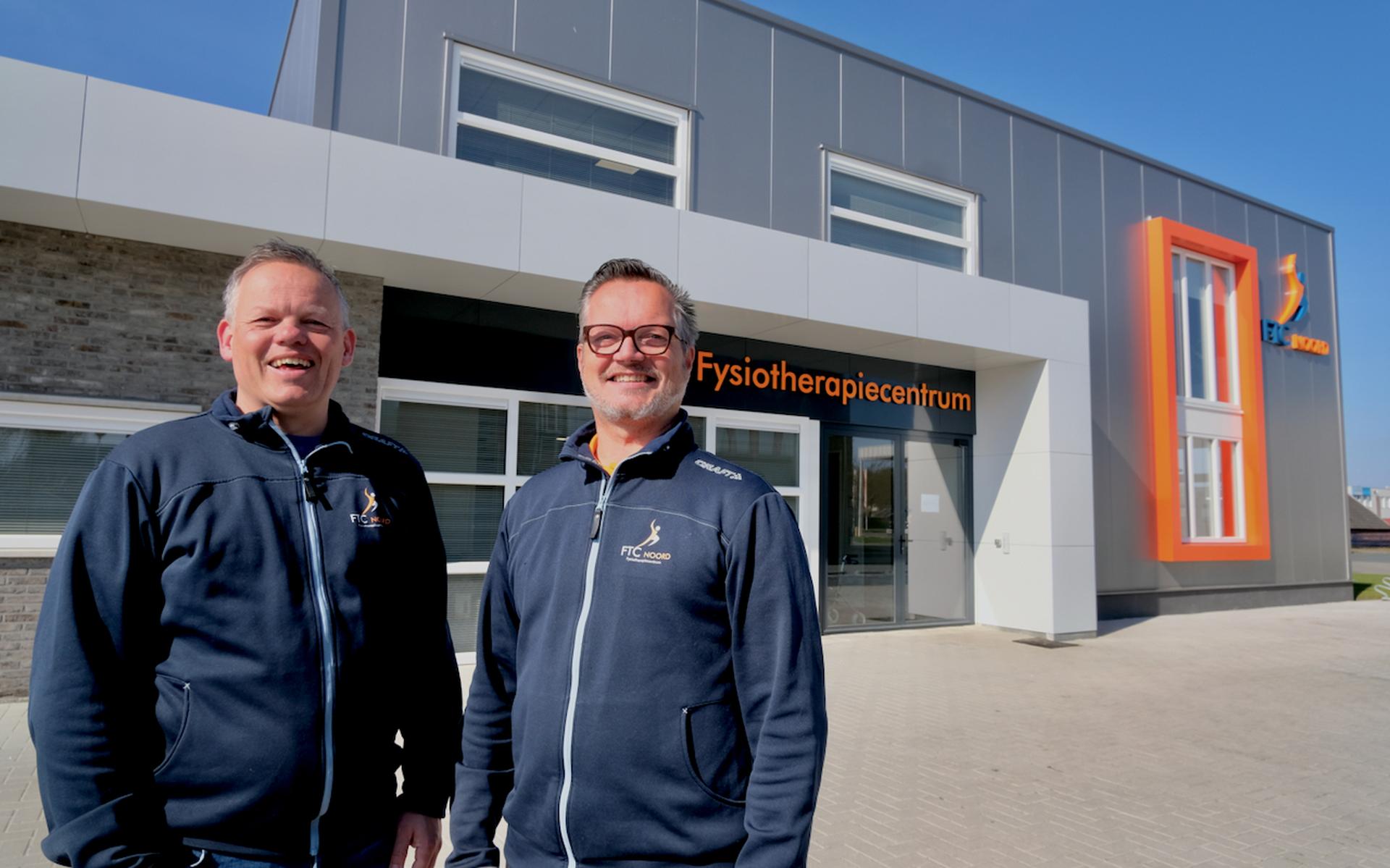 Gerard Koerts en Klaas Hummel voor het nieuwe pand van FTC Noord in Stadskanaal.