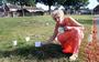 Bah! Jolanda Wagenaar plaatst meer dan 150 vlaggetjes bij hondenpoep achter haar woning.