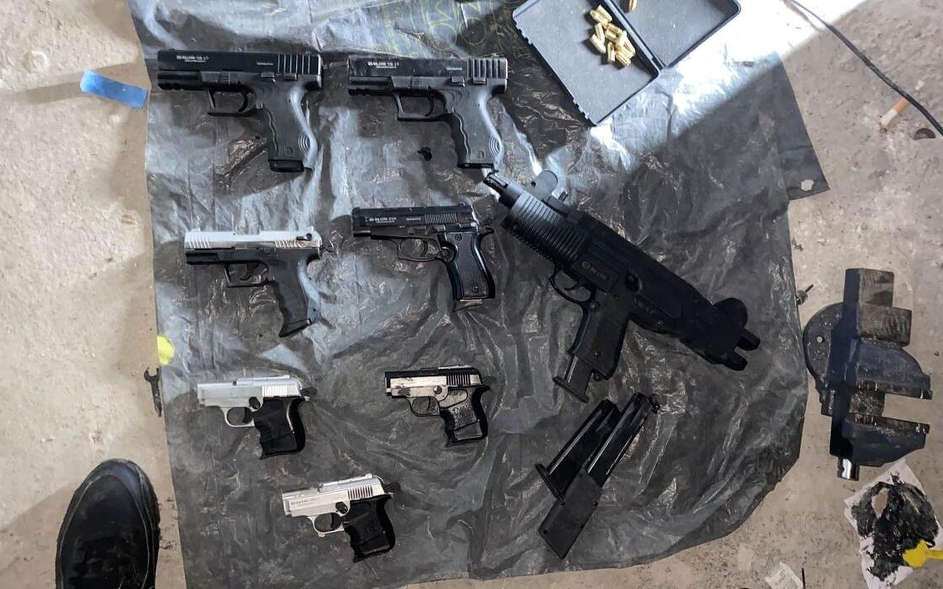 Filmpjes met vuurwapens in huis man (30) in Bargeres in Emmen. OM: Gaspistolen omgebouwd tot gevaarl