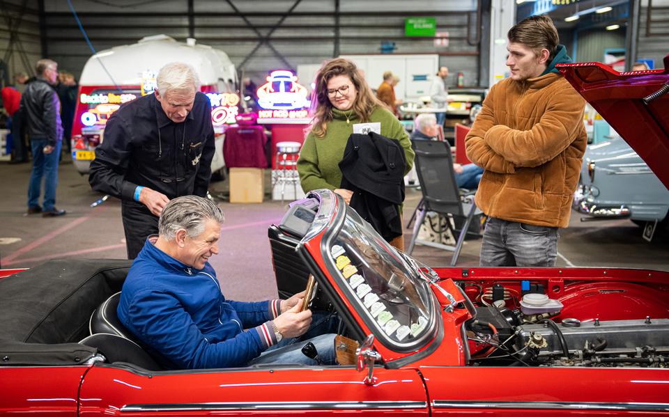 Oldtimers kiek'n in Eelde. Slenteren langs alles wat op de weg heeft