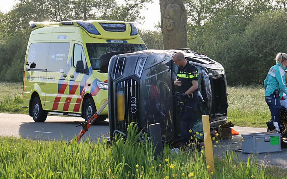 Auto kantelt na botsing op kruispunt in Rouveen. Beide inzittenden raken gewond.