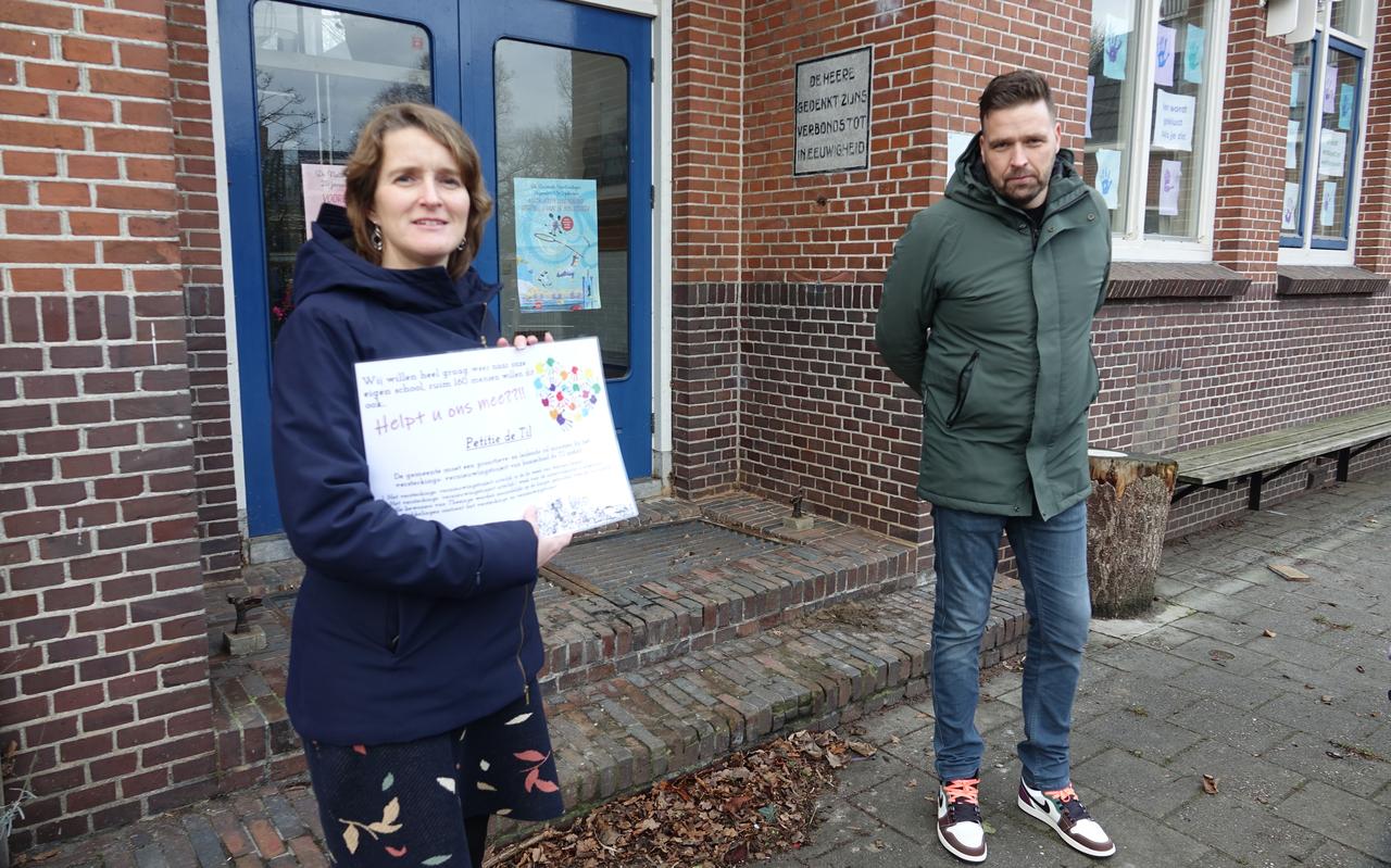 Wethouder Carine Bloemhoff ontving vorige maand van Dorpsbelangen Thesinge een petitie. Daarin werd zij verzocht de NCG aan te sporen tot het vinden van een aannemer voor het versterken van basisschool De Til.