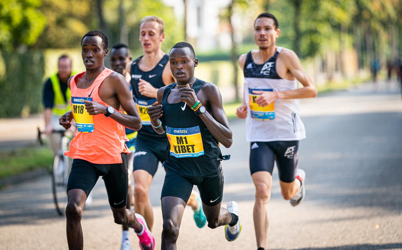 Rogers Kibet (M1) voorop de kopgroep met naast hem Jamal Kiprono (M18) en daarachter Robin Hendrix, Richard Douma en Enos Kakopil. Rogers Kibet (M1) voorop de kopgroep met naast hem Jamal Kiprono (M18) en daarachter Robin Hendrix, Richard Douma en Enos Kakopil.
