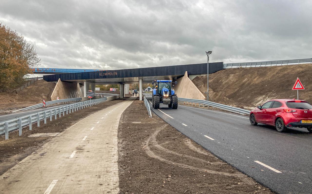 Links de oprit naar de N34, in het midden het fietspad en rechts de oude Ermerweg, met onder het viaduct ineens de wegversmalling waardoor verkeer op elkaar moet wachten. In dit geval de rode auto op de trekker. Links de oprit naar de N34, in het midden het fietspad en rechts de oude Ermerweg, met onder het viaduct ineens de wegversmalling waardoor verkeer op elkaar moet wachten. In dit geval de rode auto op de trekker.