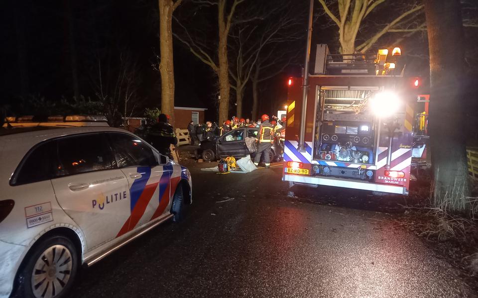 Automobiliste raakt ernstig gewond na botsing tegen boom op Noorderringweg in Marum.