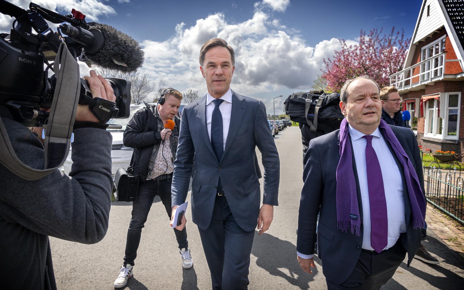 Premier Mark Rutte en staatssecretaris Hans Vijlbrief arriveren in april 2023 in Garmerwolde om hun kabinetsreactie Nij Begun uit de doeken te doen.