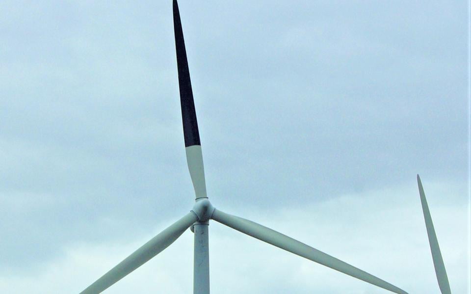 Windmolen met zwarte wiek.