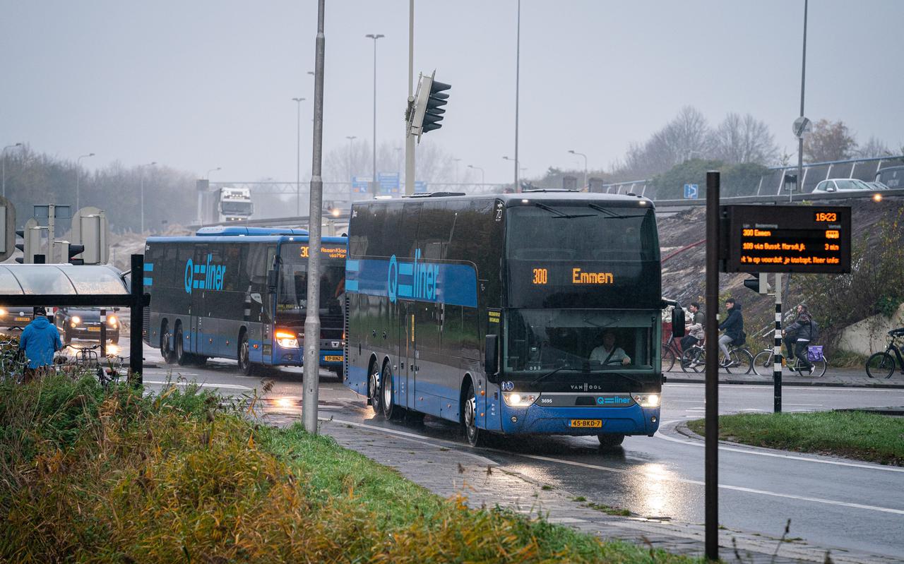 De bus naar Emmen bij de Van Ketwich Verschuurbrug in Groningen. De halte, die momenteel door de ombouw van de ringweg in Groningen is afgesloten, keert mogelijk in 2024 terug. 