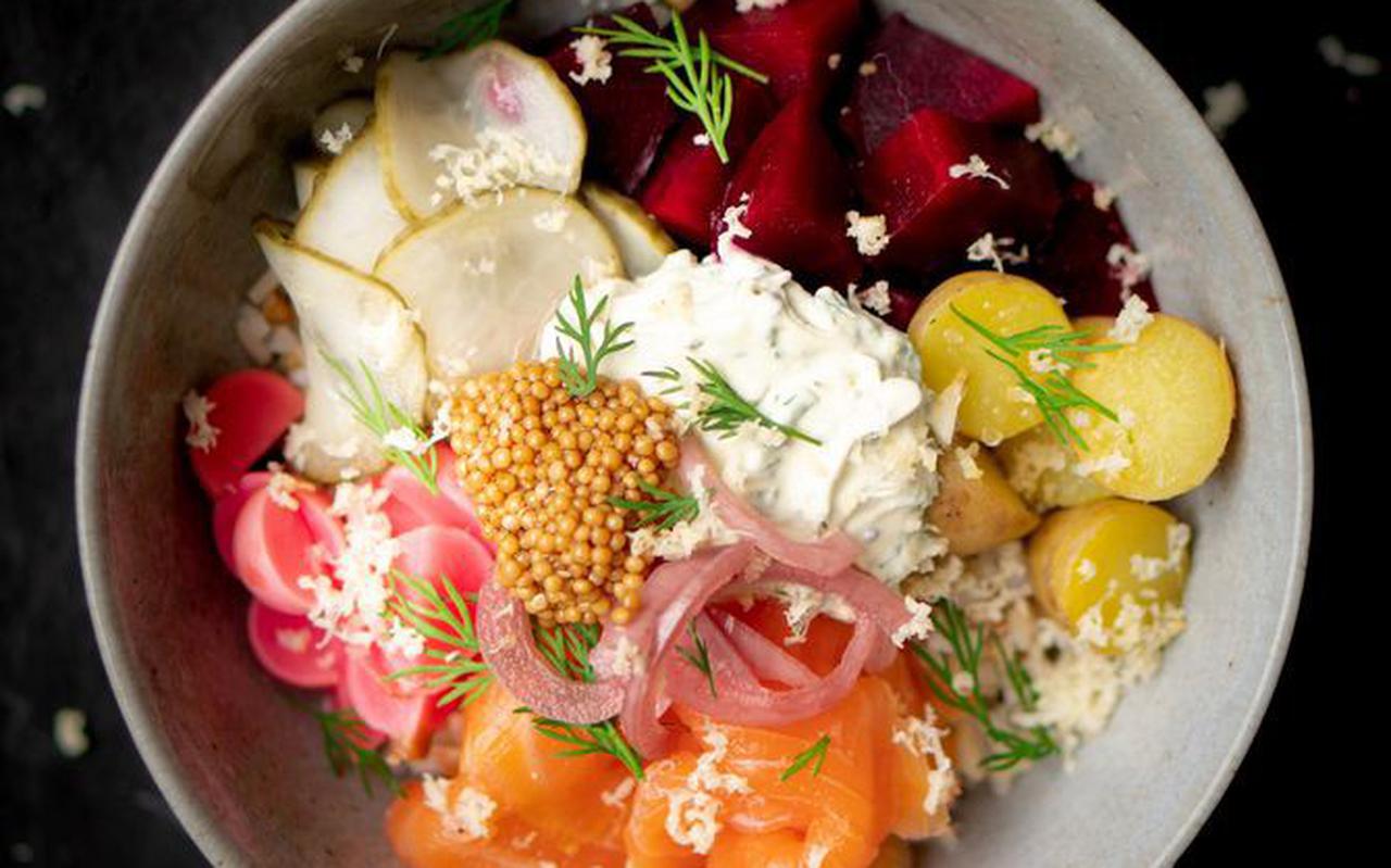 Scandinavische rijstbowl met zalm en mierikswortel