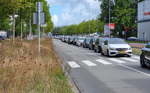 Het verkeer op de Sontweg in Groningen staat zondagmiddag muurvast.